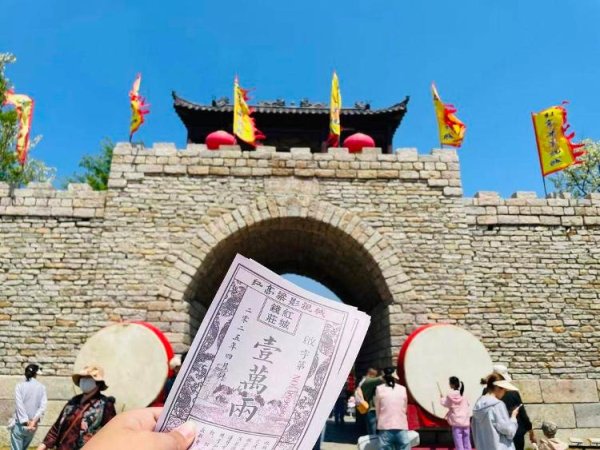亿盛资产 去景区玩还能赚“钱”? 一些景区推出“银票”，游客可园内购物或汇兑